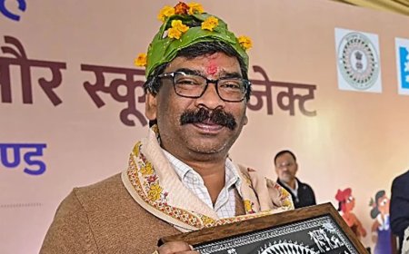 Hemant Soren News: झारखंड के हेमंत सोरेन फिर बने मुख्यमंत्री, राज्यपाल सीपी राधाकृष्णन ने दिलाई शपथ
