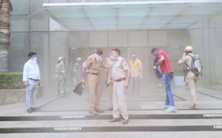 Fire News:नोएडा के लॉजिक्स मॉल में लगी भीषण आग, अंदर भरा धुंआ, शॉर्ट सर्किट से हुआ हादसा