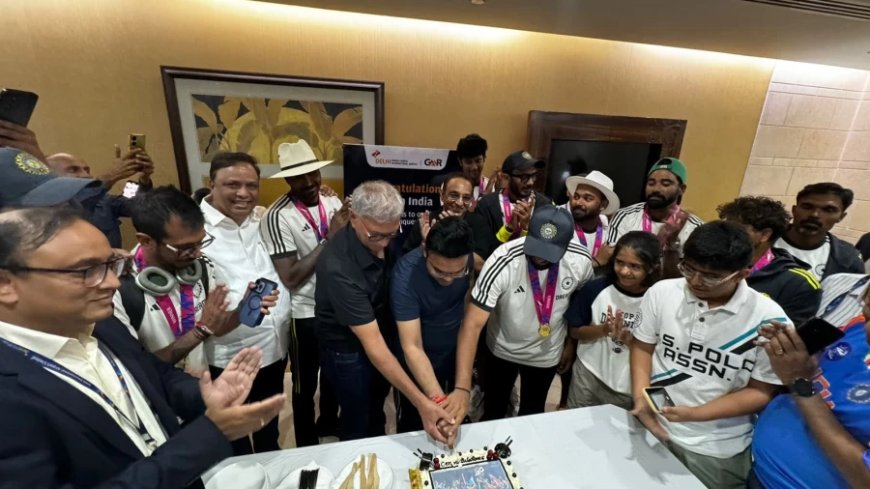 Indian Cricket Team: टीम होटल पहुंचे वर्ल्ड चैंपियन, जोरदार हुआ स्वागत, रोहित ने फैंस को दिखाई ट्रॉफी