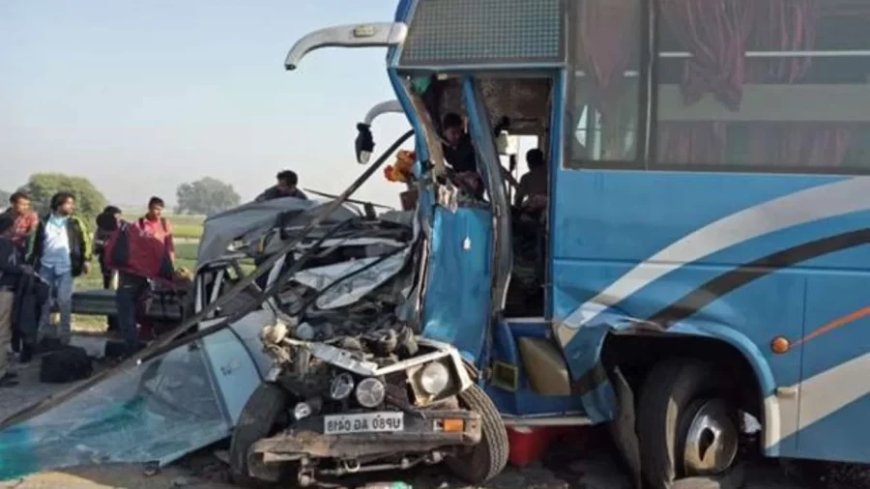 Road Accident news: लखनऊ-आगरा एक्सप्रेसवे पर दूध के कंटेनर से टकराई डबल डेकर बस, 18 की मौत