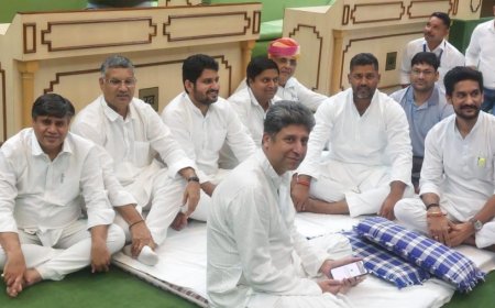 Rajasthan Vidhan Sabha:विधानसभा में कांग्रेस विधायक धरने पर बैठे- मार्शलों से हुई धक्का-मुक्की, मुकेश भाकर बजट सत्र से निलंबित