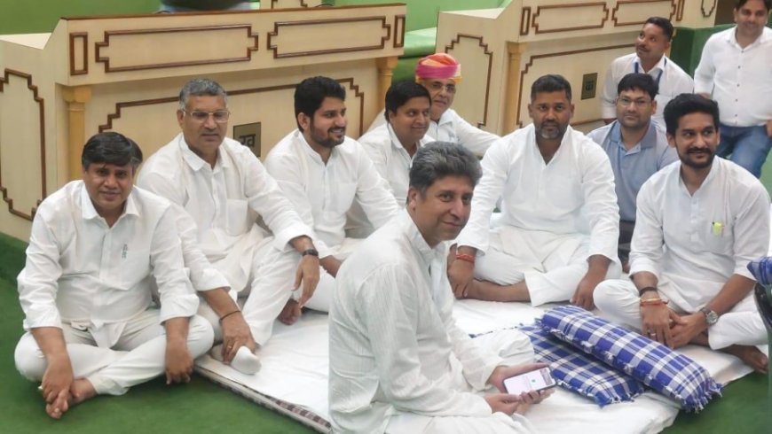 Rajasthan Vidhan Sabha:विधानसभा में कांग्रेस विधायक धरने पर बैठे- मार्शलों से हुई धक्का-मुक्की, मुकेश भाकर बजट सत्र से निलंबित