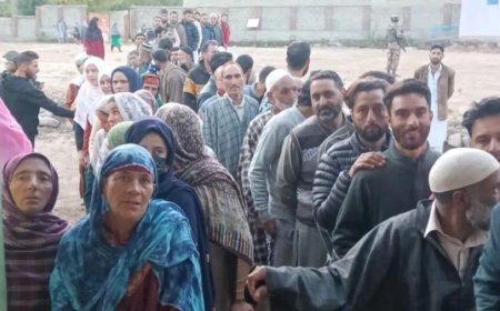 J&K Election 2024: जम्मू कश्मीर की 24 सीटों पर वोटिंग जारी, मतदाताओं की उमड़ी भीड़