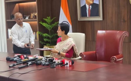 Delhi New CM Atishi: आतिशी नहीं बैठीं केजरीवाल की कुर्सी पर, संभाली दिल्ली के CM की कमान