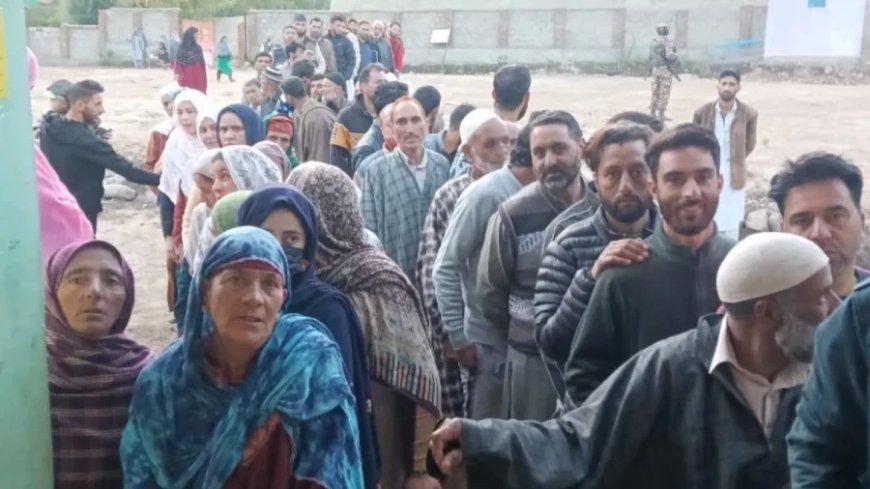 J&K Election 2024: जम्मू कश्मीर की 24 सीटों पर वोटिंग जारी, मतदाताओं की उमड़ी भीड़