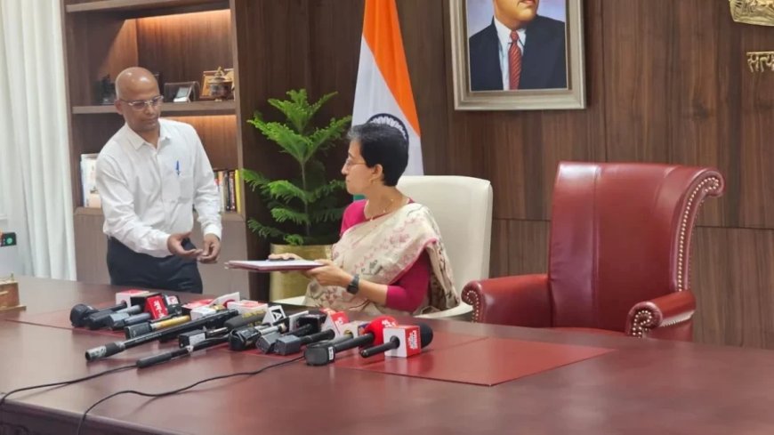 Delhi New CM Atishi: आतिशी नहीं बैठीं केजरीवाल की कुर्सी पर, संभाली दिल्ली के CM की कमान