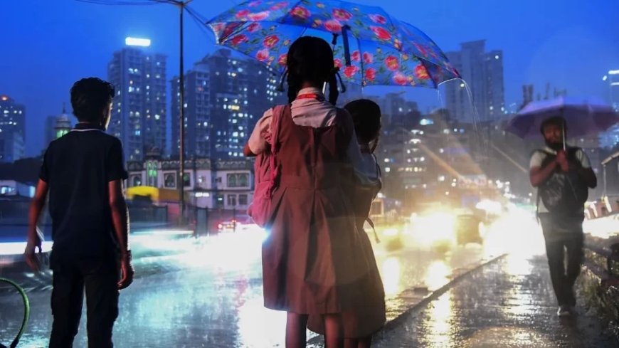 Mumbai Weather: IMD ने जारी किया मुंबई में बारिश का 'रेड' अलर्ट, कई जिलों में स्कूल-कॉलेज बंद