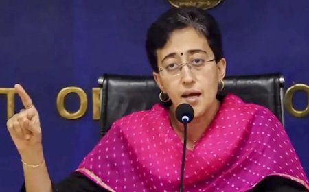 Delhi News: आतिशी का सामान बाहर निकालने पर CMO का आरोप- बीजेपी के इशारे पर LG ने जबरन ऐसा किया