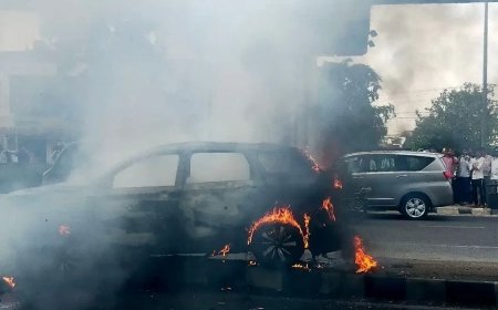 Burning Car Jaipur: चलती कार में अचानक लगी आग, हैंड ब्रेक लगाने के बाद भी बेकाबू