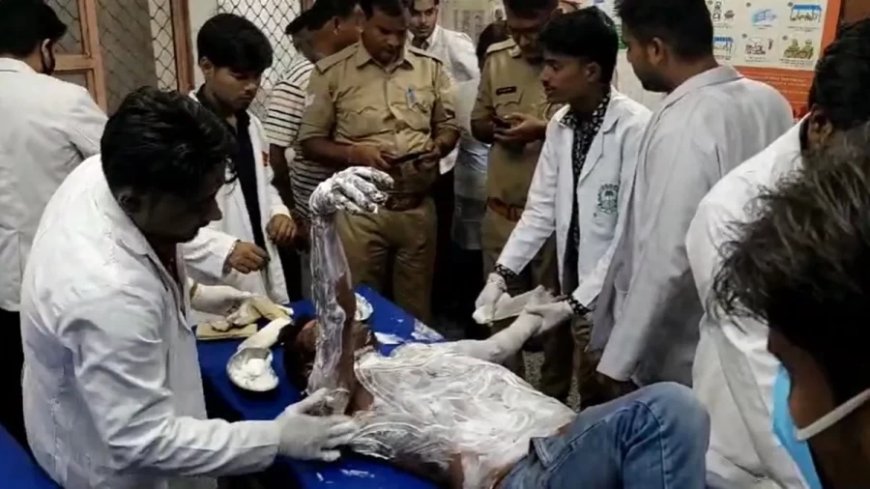 UP Vidhan Sabha: UP विधानसभा के सामने शख्स ने खुद को लगाई आग, मच गया हड़कंप