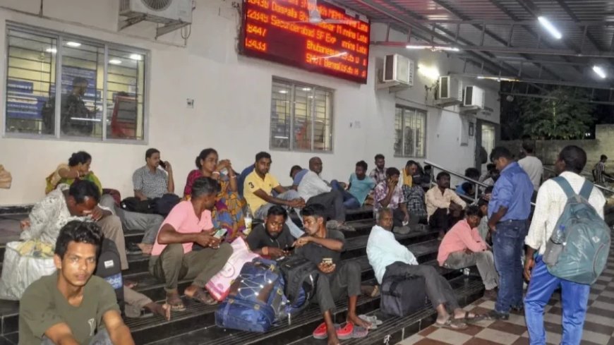 Cyclone Dana News: रेल और फ्लाइट सेवाओं पर चक्रवाती तूफान ‘दाना’ का असर, कई ट्रेनें कैंसिल