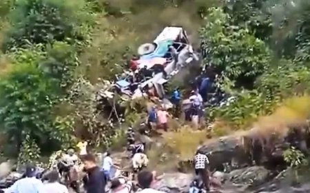 Road Accident news:अल्मोड़ा में भीषण सड़क हादसा, खाई में गिरी बस, अब तक 15 शव निकाले गए