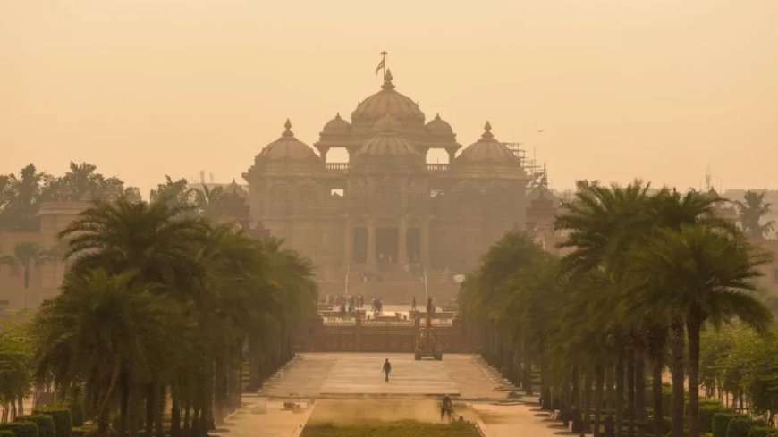 Delhi Pollution Level: दिल्ली-NCR दिवाली पर गैस चेंबर बना, आनंद विहार में AQI 700 पार