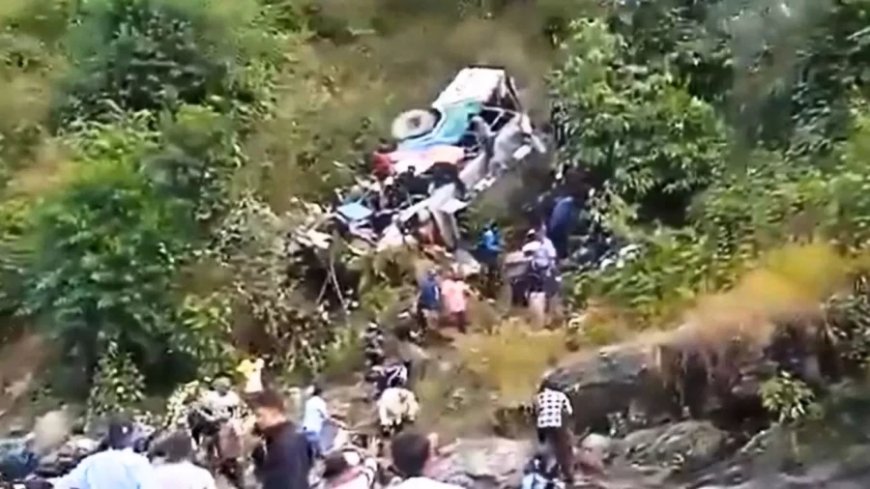 Road Accident news:अल्मोड़ा में भीषण सड़क हादसा, खाई में गिरी बस, अब तक 15 शव निकाले गए