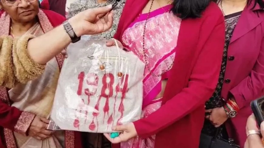 Priyanka Gandhi Bag:प्रियंका गांधी को भाजपा सांसद ने 1984 लिखा बैग दिया- सिख दंगों की दिलाई याद