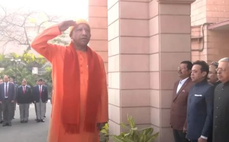 Republic Day 2025:CM योगी ने फहराया तिरंगा, बोले- 'संविधान के अनुसरण से पूरा होगा विकसित भारत का लक्ष्य'