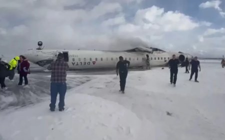 Canada News:कनाडा में बड़ा हादसा, लैंडिंग के वक्त पलटा विमान, 76 लोग थे सवार, 19 यात्री घायल
