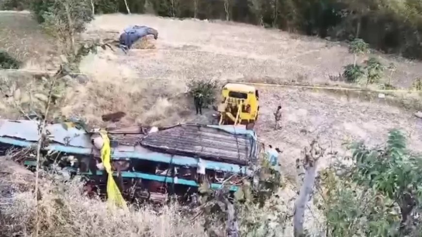 Bus Accident News:लग्जरी बस गिरी 200 फीट गहरी खाई में, 7 यात्रियों की मौत, 15 घायल