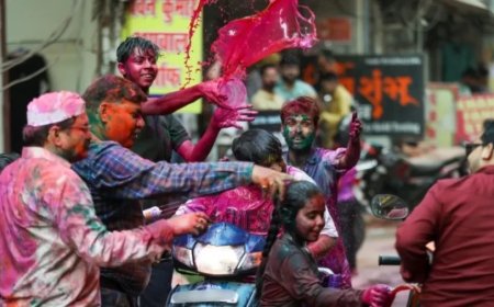 Holi 2025:देशभर में धूमधाम से होली का त्योहार मनाया जा रहा, यहां देखें हर अपडेट