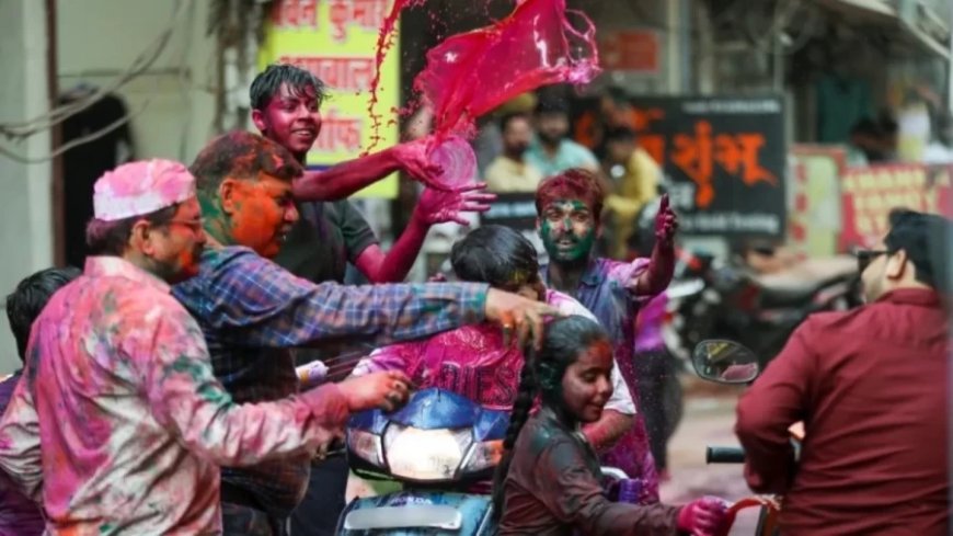Holi 2025:देशभर में धूमधाम से होली का त्योहार मनाया जा रहा, यहां देखें हर अपडेट