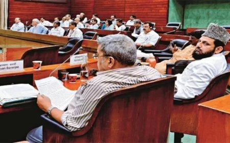 Waqf Amendment Bill:कल 12 बजे पेश होगा वक्फ बिल, विपक्ष कमर कसकर तैयार, बुलाई सांसदों की बैठक