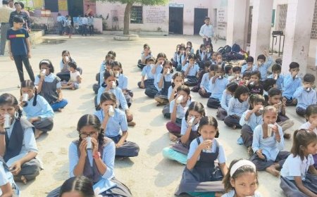 Rajasthan:बच्चों के हक का दूध पाउडर मावा फैक्ट्रियों को 160-200 के भाव से बेच रहे हेड मास्टर