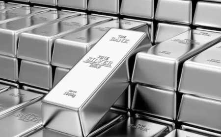 Silver Price:चांदी में निवेश का सुनहरा अवसर: रिकॉर्ड गिरावट के बाद 50% रिटर्न की उम्मीद