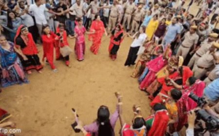 Pushkar Mela 2025:पुष्कर मेले में दिखा 'राजस्थानी रंग', डिप्टी सीएम दिया कुमारी ने विदेशी सैलानियों के साथ किया पारंपरिक डांस