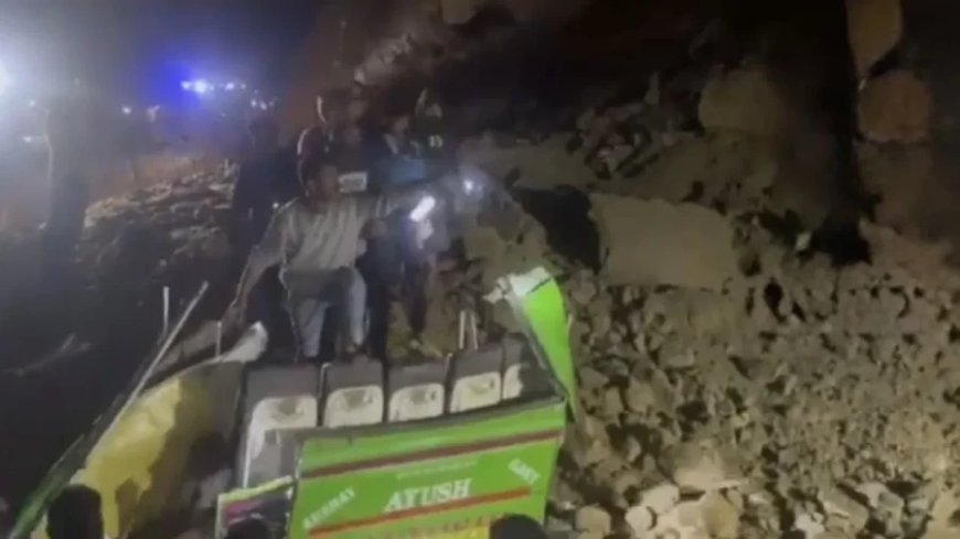 Bilaspur Bus Accident:पहाड़ी से गिरे मलबे की चपेट में आने से 18 यात्रियों की मौत, कई घायल