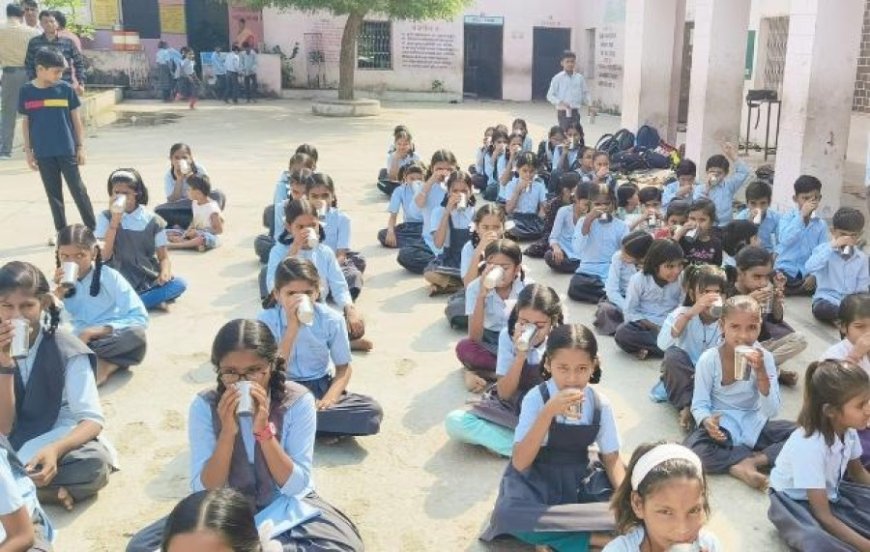Rajasthan:बच्चों के हक का दूध पाउडर मावा फैक्ट्रियों को 160-200 के भाव से बेच रहे हेड मास्टर