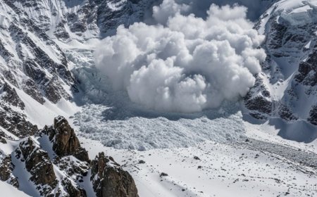 Yalung Ri Avalanche:नेपाल में यालुंग री चोटी पर हिमस्खलन, 7 पर्वतारोहियों की मौत, 4 लापता