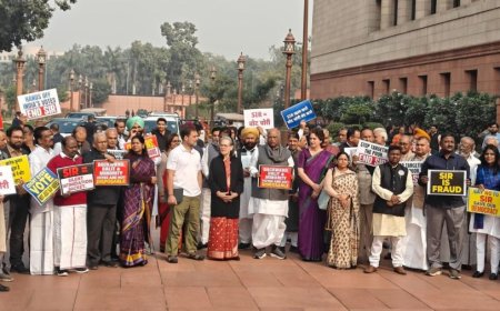 Parliament Winter Session:संसद में विपक्ष का लगातार दूसरे दिन हंगामा, 'वोट चोर-गद्दी छोड़' के नारों से गूंजा सदन