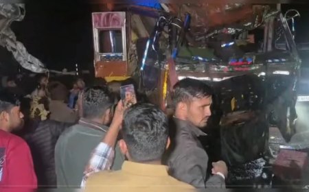 Road Accident News:सीकर में स्लीपर बस-ट्रक की भीषण भिड़ंत: 4 की मौत, 7 गंभीर घायल