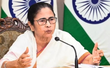 MGNREGA Row:मनरेगा पर केंद्र-बंगाल में तनातनी: ममता ने सरेआम फाड़ी नए आदेश की कॉपी, बताया 'अपमानजनक'