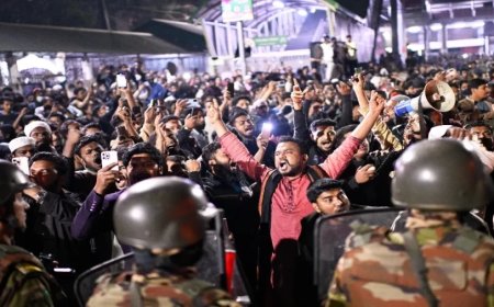 Bangladesh Violence:बांग्लादेश में बवाल जारी: बैरिकेड्स तोड़कर संसद भवन में घुसे प्रदर्शनकारी, यूनुस सरकार को 24 घंटे का अल्टीमेटम