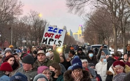 Donald Trump News:मिनियापोलिस में ICE अधिकारी की गोली से महिला की मौत, 'ट्रंप को जाना होगा' के नारों के साथ रात भर प्रदर्शन