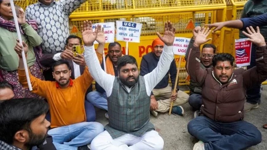 :UGC के नए नियमों पर बवाल: यूपी में सांसदों को भेजीं चूड़ियां, SC पहुंचा मामला
