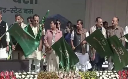 दिल्ली: सीएम रेखा गुप्ता ने 500 नई इलेक्ट्रिक बसों को दिखाई हरी झंडी