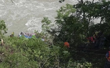 नेपाल बस हादसा: त्रिशूली नदी में बस गिरने से 18 की मौत