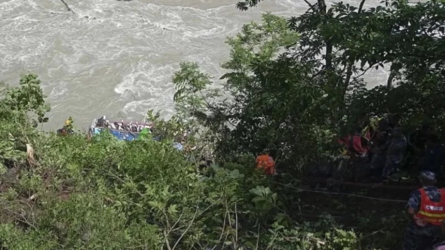 नेपाल बस हादसा: त्रिशूली नदी में बस गिरने से 18 की मौत