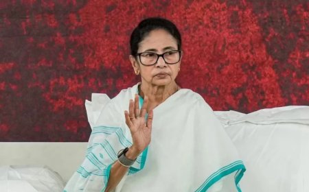 मतदाता सूची विवाद: ममता बनर्जी का कोलकाता में धरना, चुनाव आयोग पर आरोप