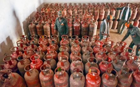 नोएडा: गैस सिलेंडर की भारी किल्लत, कालाबाजारी के दावों के बीच लंबी कतारें