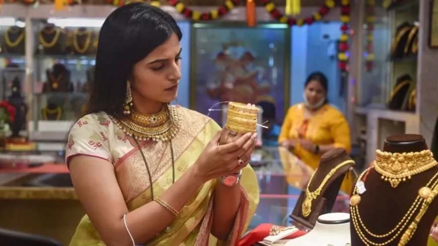 सोने की कीमतों में गिरावट, चांदी के दाम ₹1500 बढ़े, जानें ताजा भाव