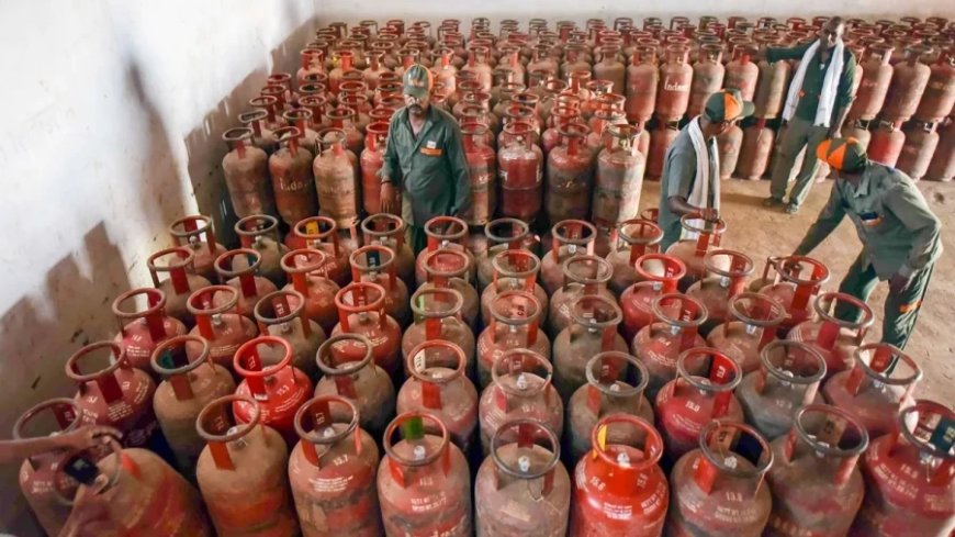 नोएडा: गैस सिलेंडर की भारी किल्लत, कालाबाजारी के दावों के बीच लंबी कतारें
