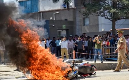 नोएडा हिंसा: वेतन वृद्धि प्रदर्शन में भारी बवाल, 7 FIR दर्ज, पुलिस बल तैनात