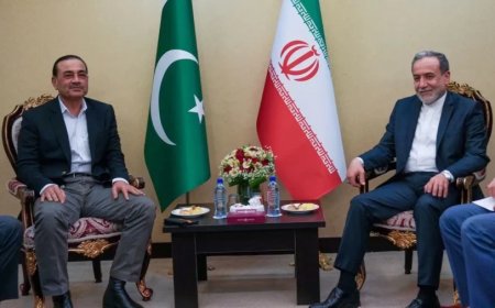 आसिम मुनीर का ईरान दौरा: मुज्तबा खामेनेई से मुलाकात पर सस्पेंस और जासूसी की अटकलें