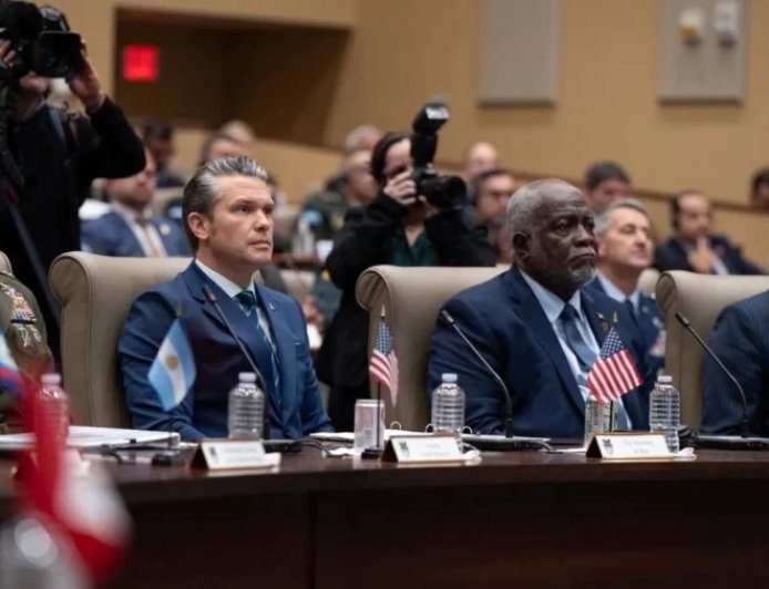 ईरान-अमेरिका युद्ध: 25 दिनों में 4 सैन्य अधिकारी बर्खास्त, नेवल सेक्रेटरी फेलन हटाए गए