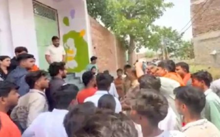 मथुरा में अमानवीयता: नर्सरी छात्रा ने की उल्टी, स्कूल ने मां से लगवाया पोछा