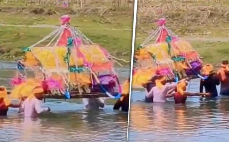 बिहार के कटिहार में सिस्टम शर्मसार: पुल के अभाव में कंधे पर अर्थी लेकर नदी पार करने को मजबूर ग्रामीण