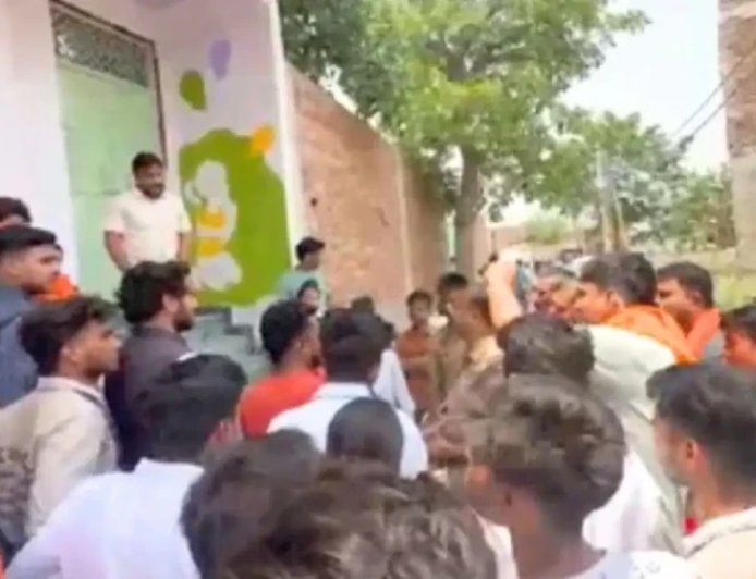 मथुरा में अमानवीयता: नर्सरी छात्रा ने की उल्टी, स्कूल ने मां से लगवाया पोछा